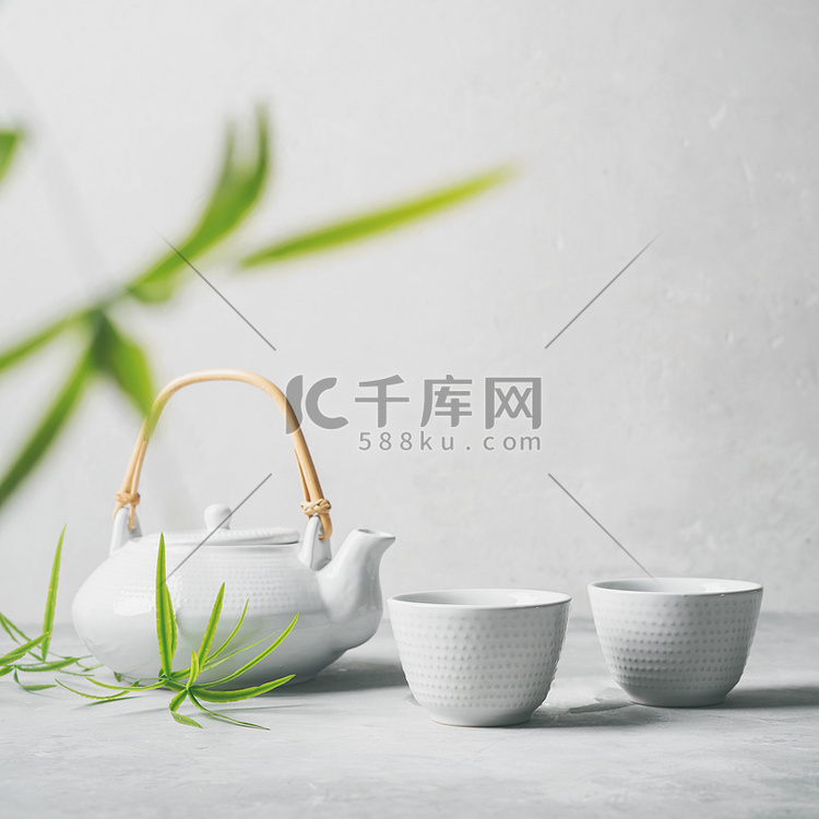 亚洲人设置绿茶, 杯子和茶壶与