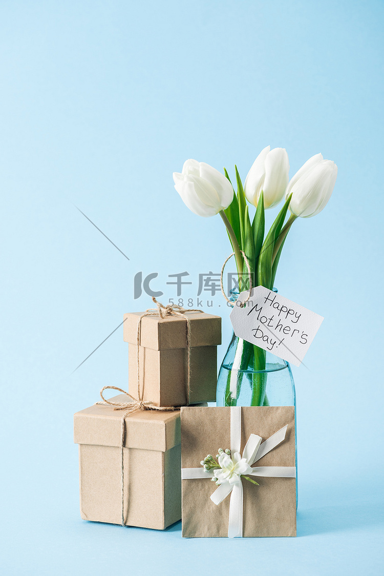 礼品盒, 贺卡和花束白色郁金香