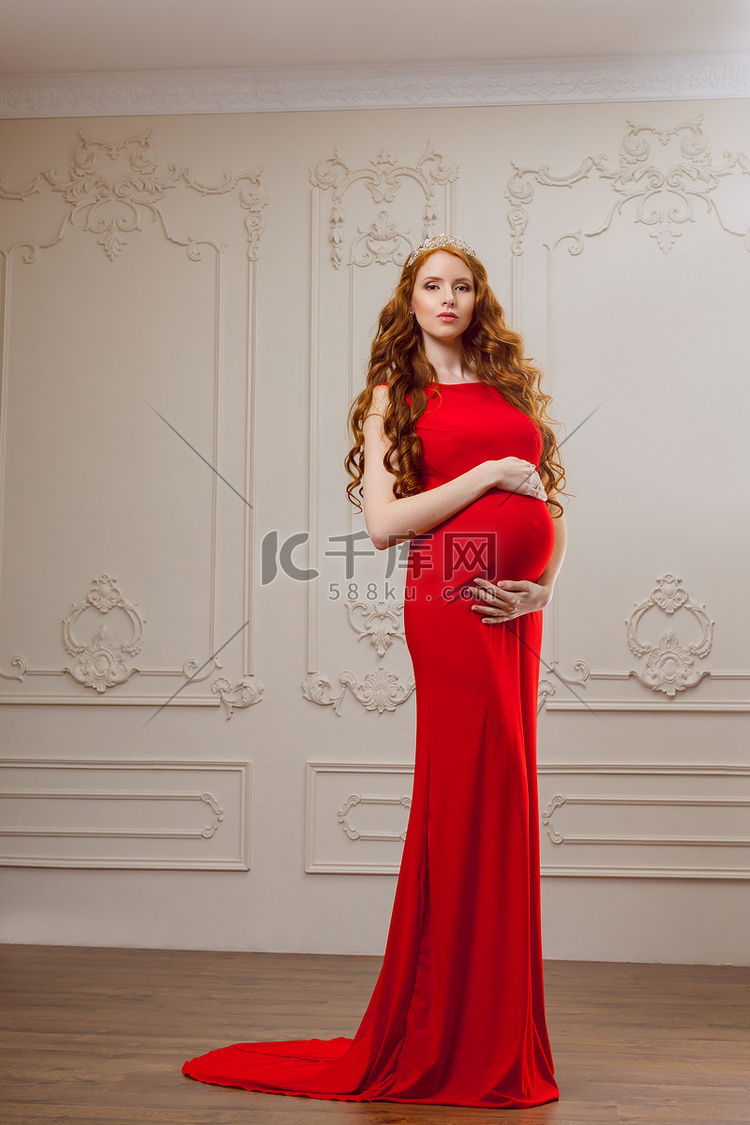 穿红衣服的孕妇时装模特