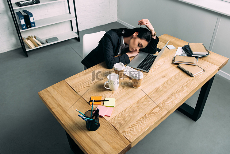 高视角的过度劳累的商人睡在工作
