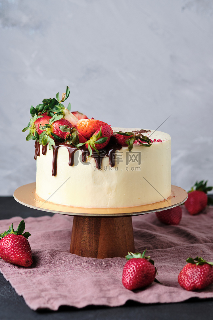 生日蛋糕，草莓和巧克力。一个伟