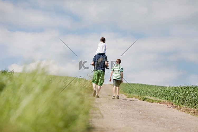 家庭走在路上的后视镜