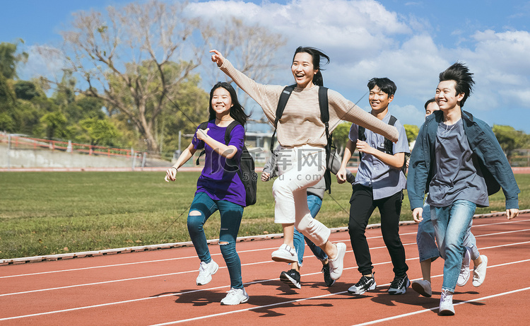 跑遍田野的快乐团组学生