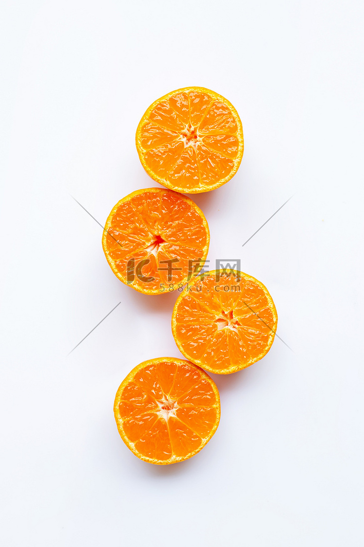 橙色水果在白色背景。顶视图