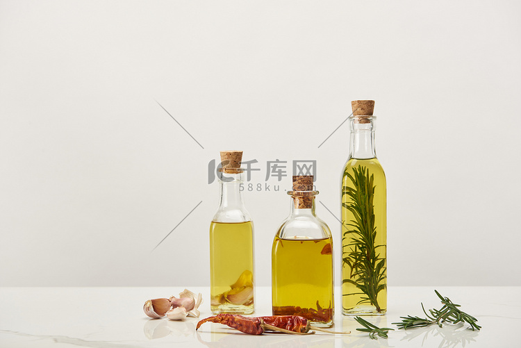 用迷迭香和白色表面的各种香料调