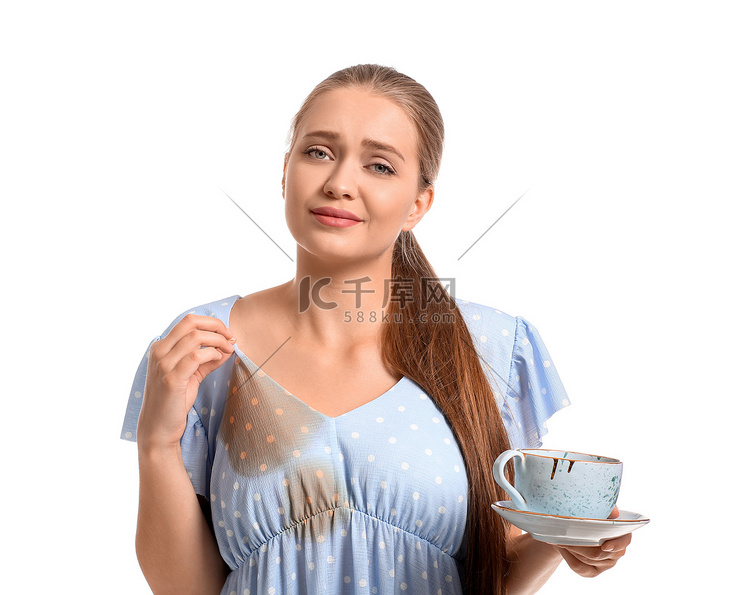 白底裙上有咖啡渍的年轻女人
