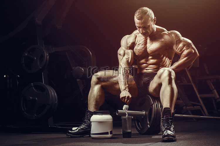 健身人员在健身房用蛋白质粉罐锻