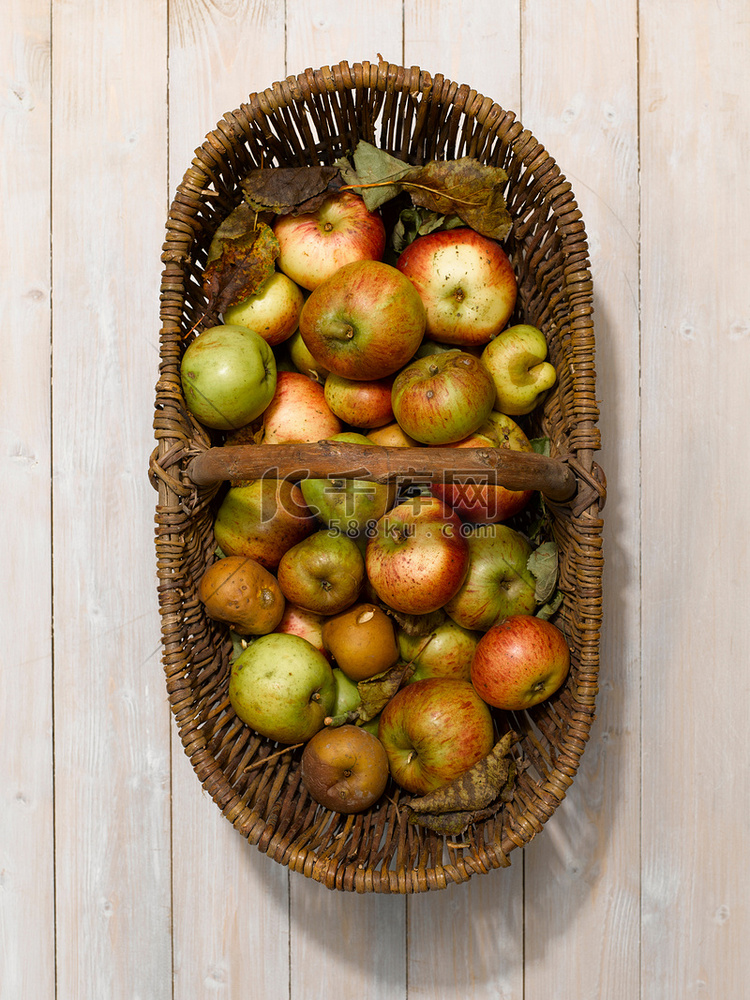 木桌上的一筐苹果