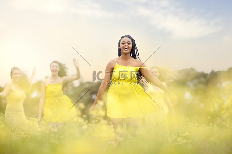 穿着黄色衣服的女孩在草地上跳舞