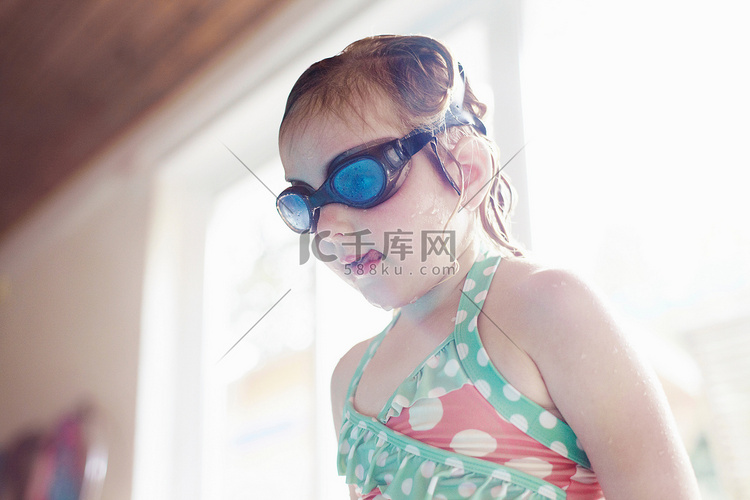 泳池边戴着护目镜的女孩