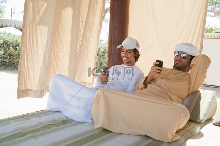 两名中东男子坐在床上