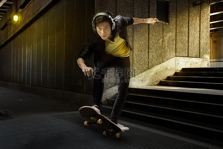 一个年轻人玩滑板