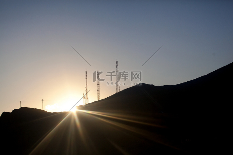 阳光下的群山和通讯塔