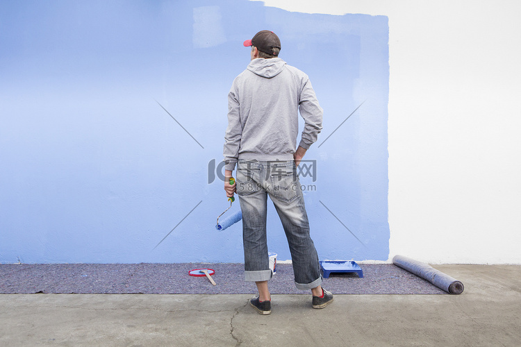 男人把墙漆成蓝色的后视线