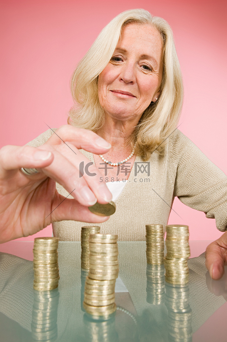 一名女子在堆放硬币
