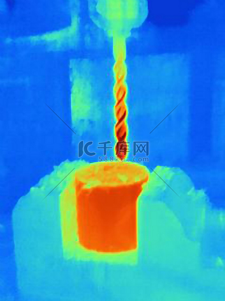 钻入组件的热图像显示钻头和零件