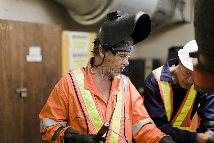 焊工和工程师在石油钻井平台集思