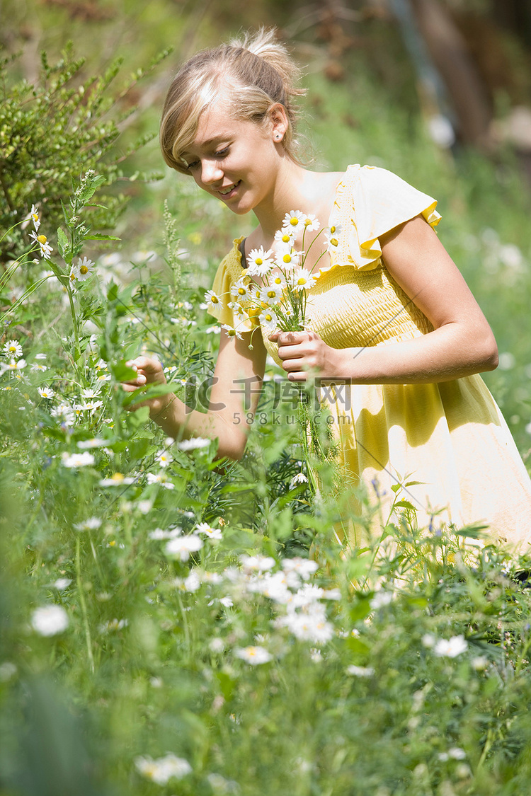 年轻女孩采摘鲜花