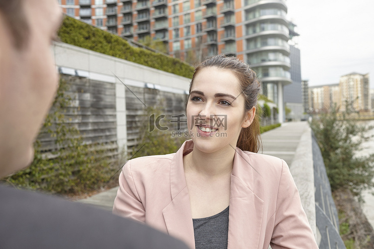 年轻的女商人和男人在英国伦敦的