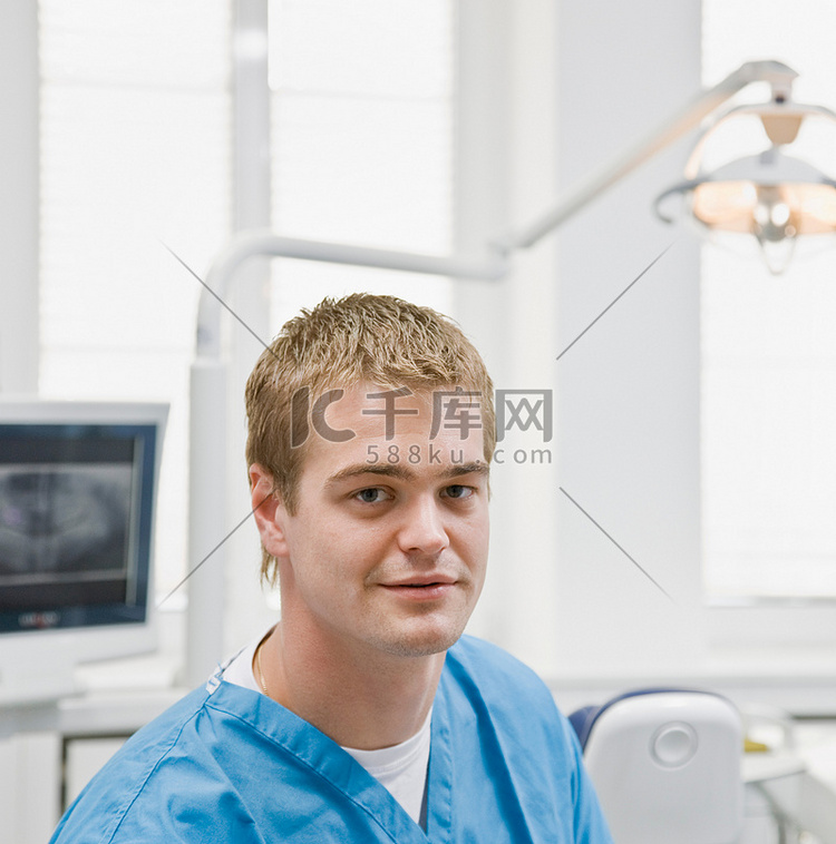 一位男性牙医的肖像