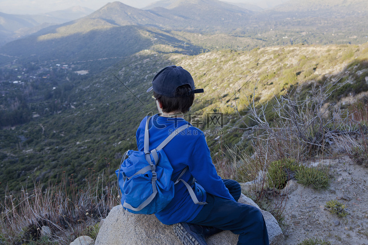 智利瓦尔帕莱索一个男孩坐在巨石