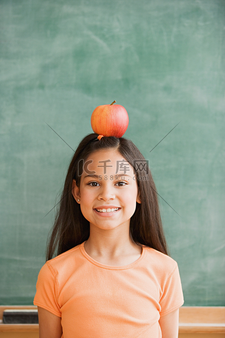 女学生头上顶着一个苹果