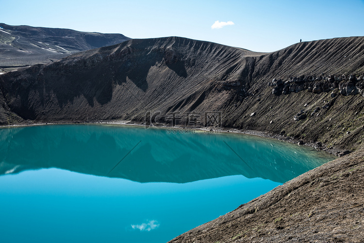 冰岛克拉夫拉维提火山口湖蓝色水