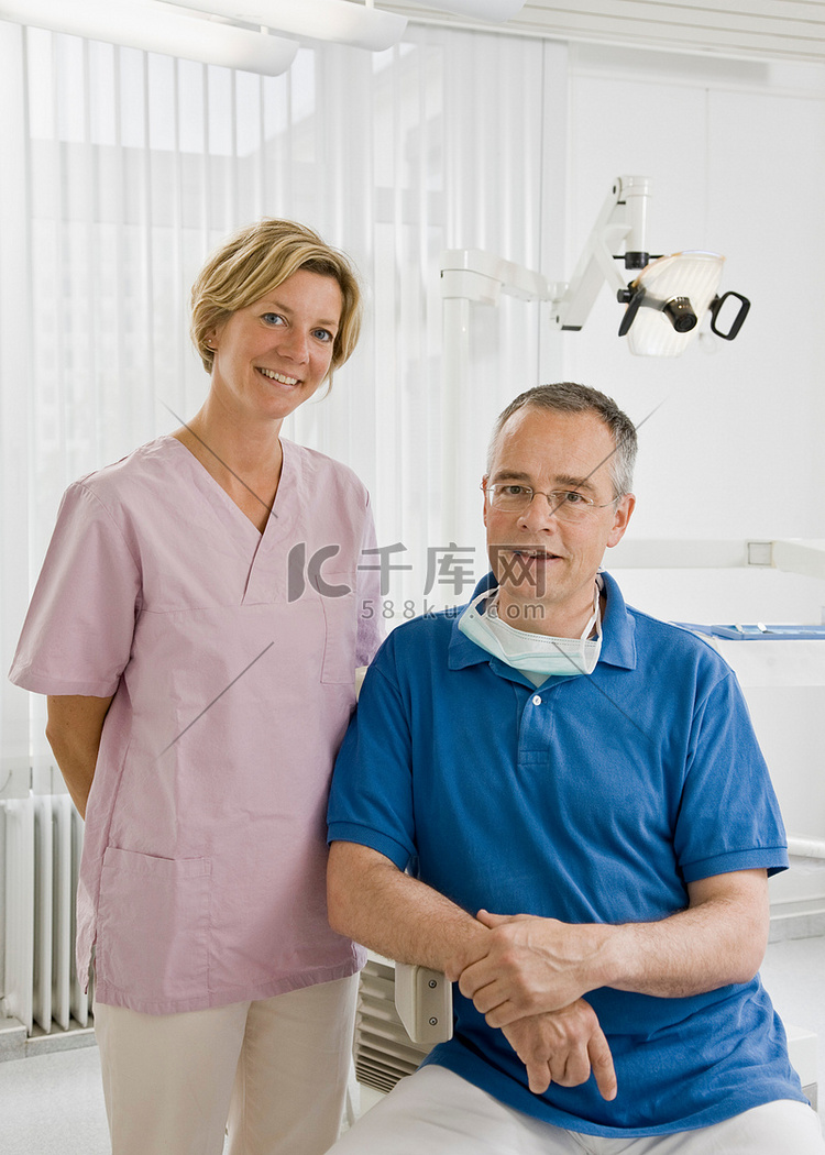 一位男性牙医和助理的肖像