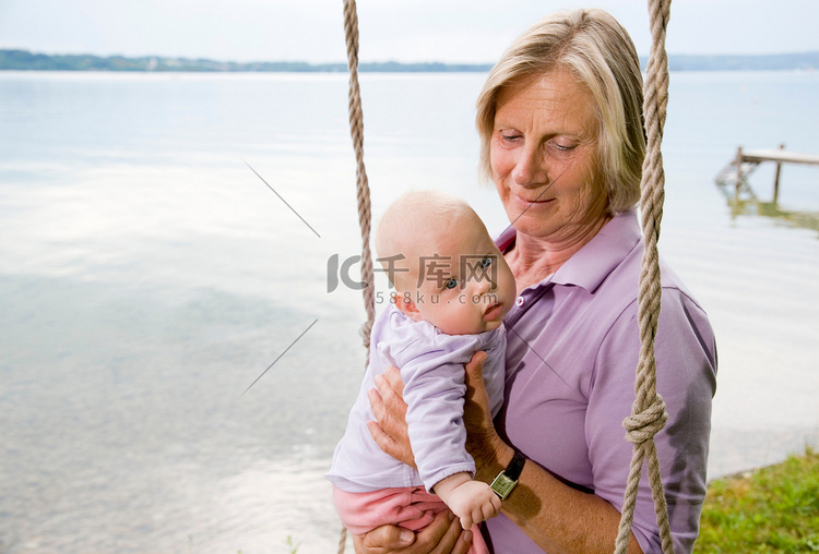 奶奶抱着孩子