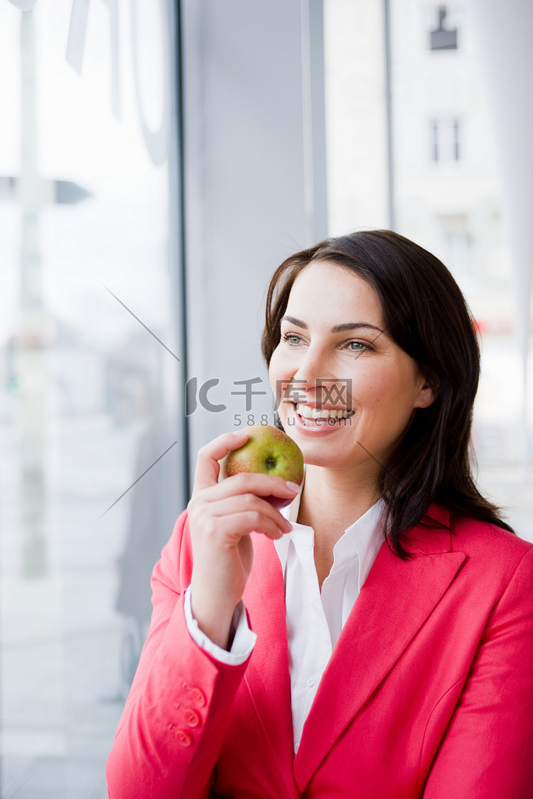 吃苹果的女人