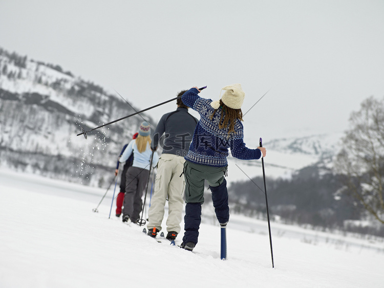 滑雪者在雪地上行走