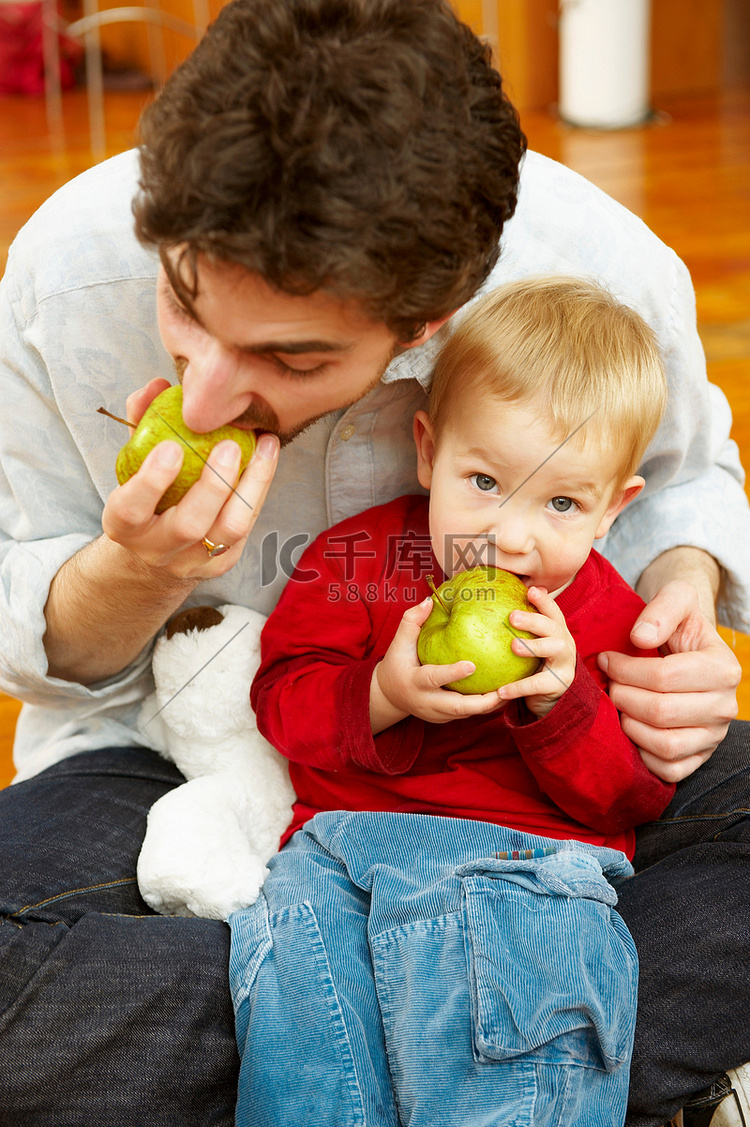 父子俩一起吃苹果