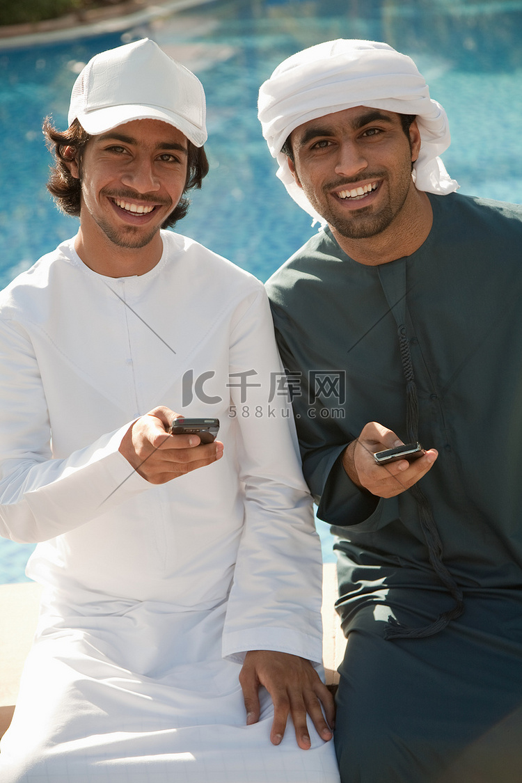两名中东男子拿着手机