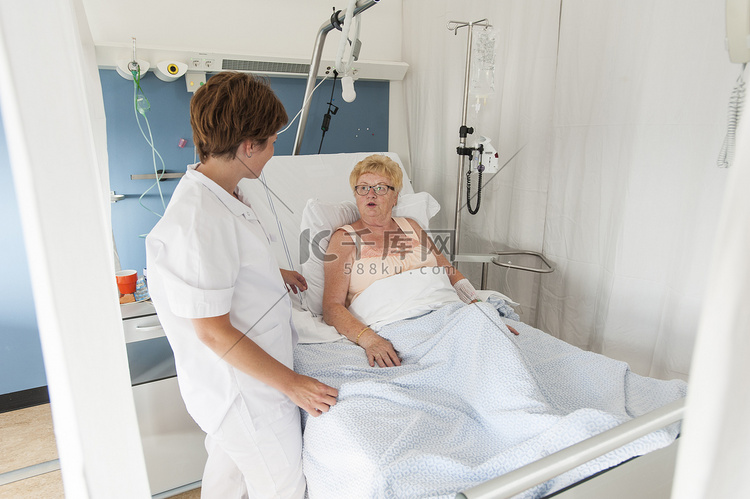 在病床上护理病人的护士