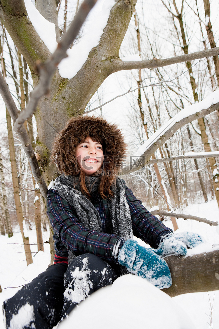 坐在雪树下的女孩