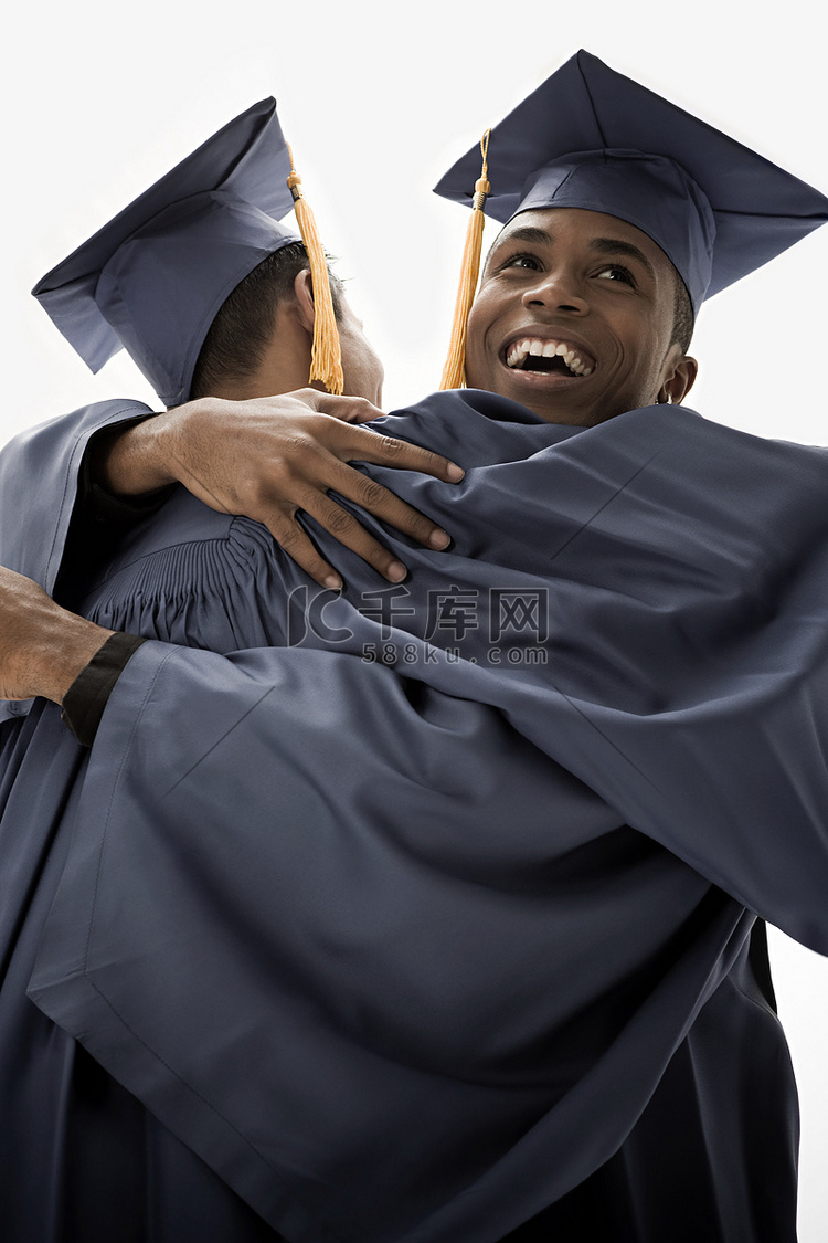 毕业生拥抱在一起