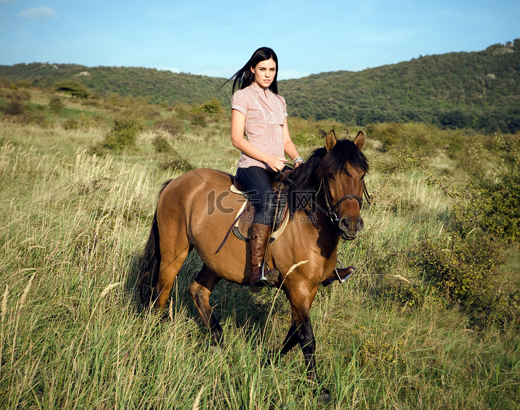 女子骑马