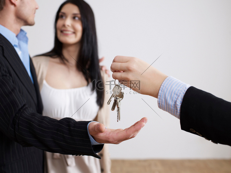 房地产经纪人将钥匙递给夫妇