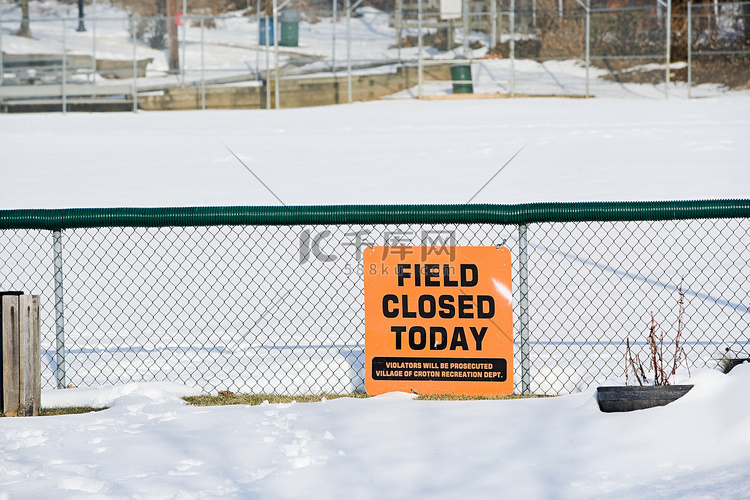 雪地上有封闭标志的运动场