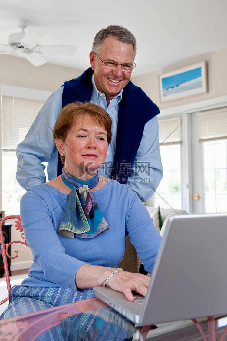 一对在电脑上工作的成熟夫妇
