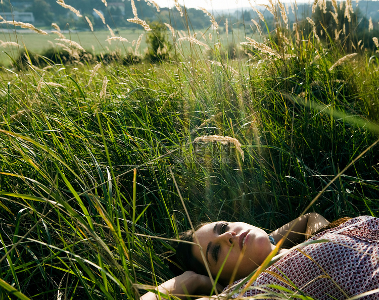 躺在草地上的年轻女子