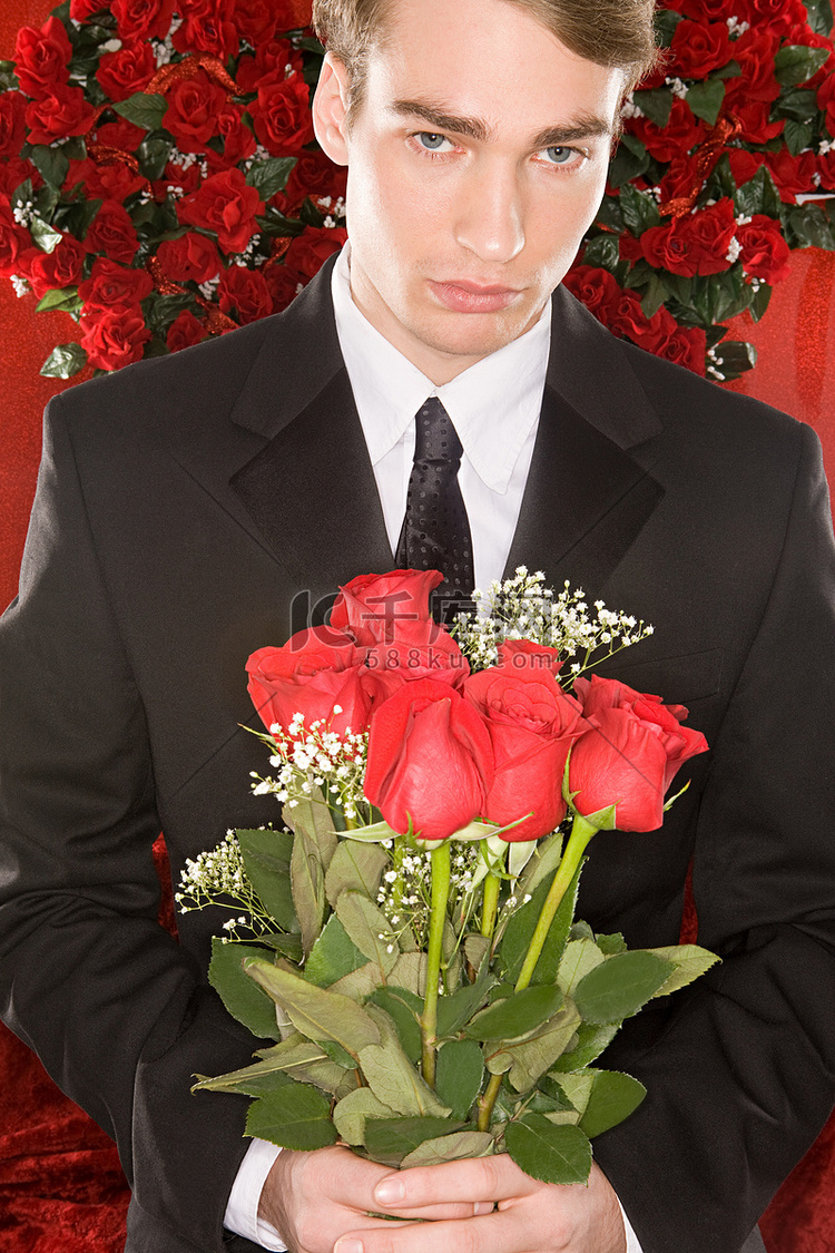 一名男子手持一束玫瑰