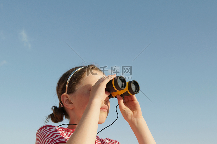 女孩用双筒望远镜看