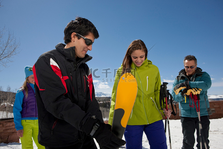 成熟的男人和年轻的女人和滑雪教