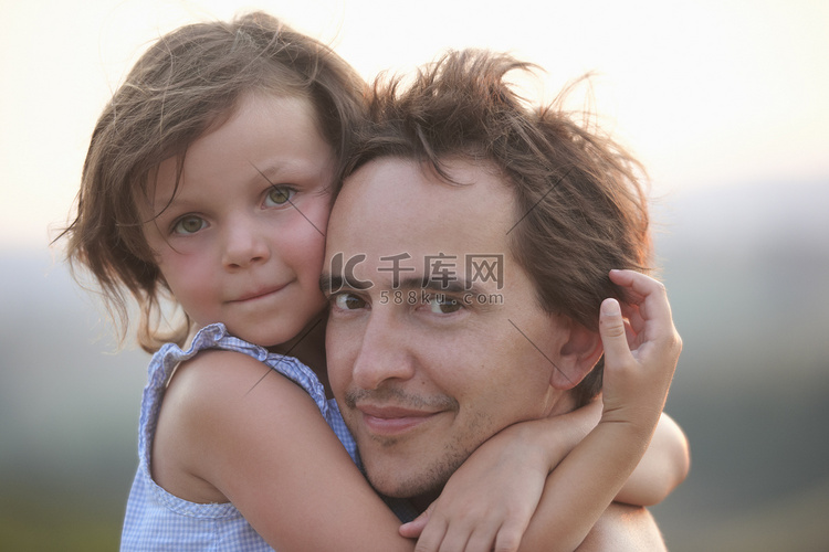 意大利托斯卡纳女孩拥抱父亲的肖