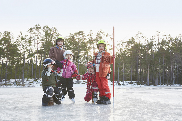 瑞典加夫勒冰湖上戴着滑雪头盔的