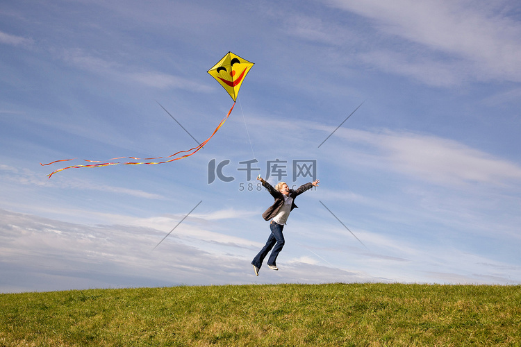 男人跳跃放风筝