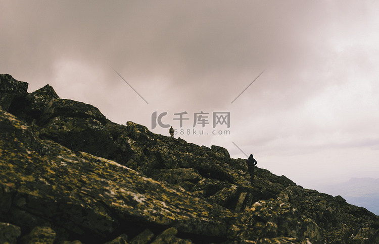 两名男子在崎岖的岩石上徒步旅行