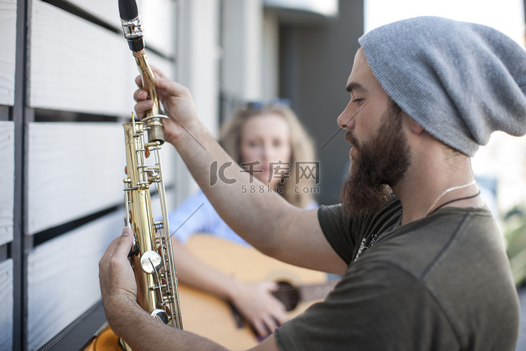 街头音乐家在演奏前准备乐器