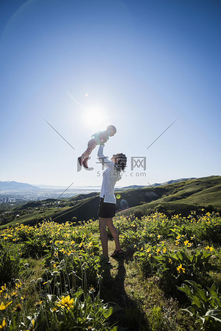 母亲和女儿在野外徒步旅行在犹他